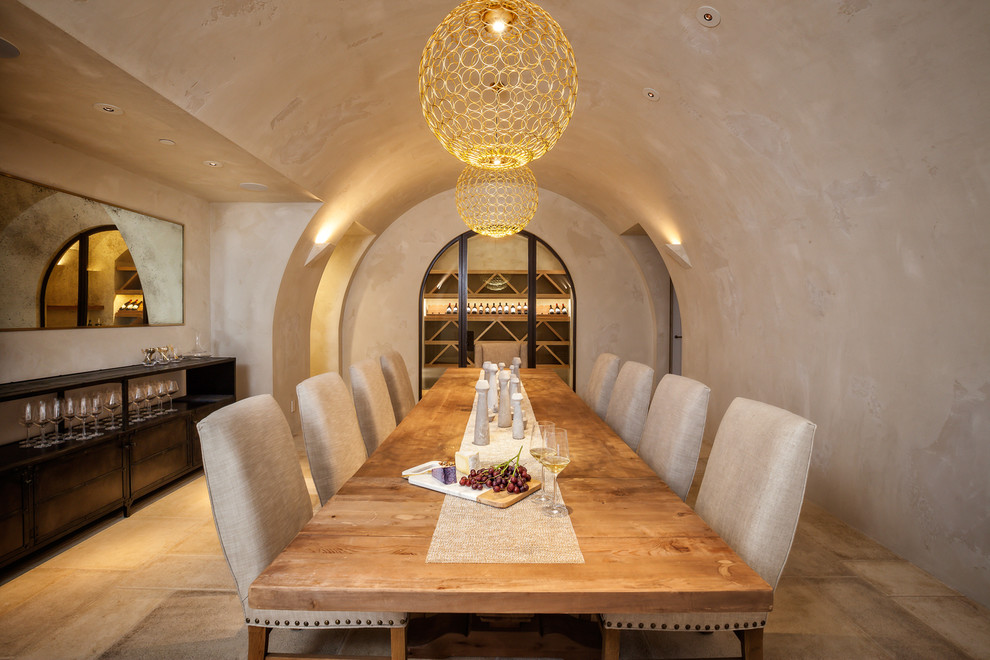 Immagine di una sala da pranzo classica con pavimento con piastrelle in ceramica