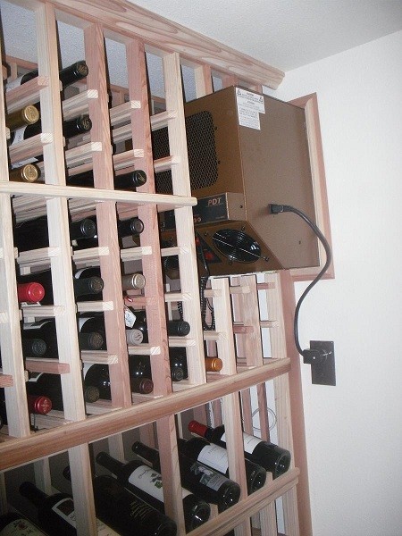 Bild på en liten vintage vinkällare, med vinhyllor