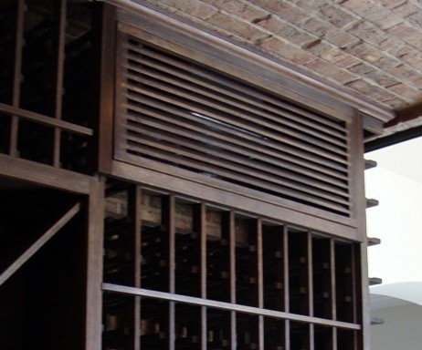 Esempio di una cantina minimal di medie dimensioni con pavimento in legno massello medio e rastrelliere portabottiglie