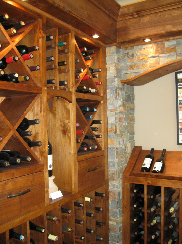 Cette photo montre une cave à vin montagne de taille moyenne avec un sol en carrelage de porcelaine et un présentoir.