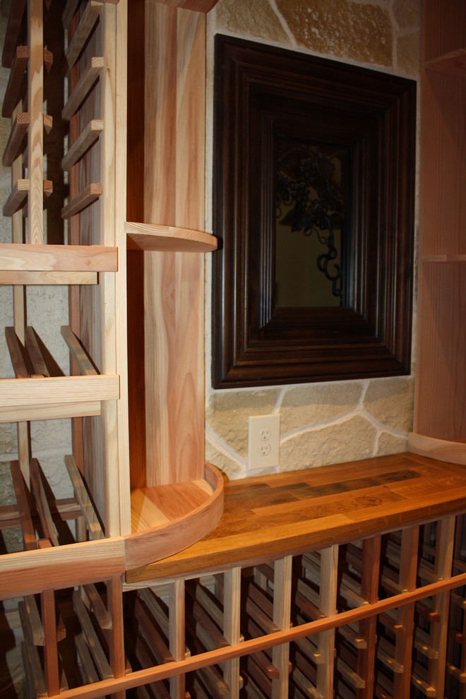 Foto de bodega tradicional pequeña con suelo de madera en tonos medios