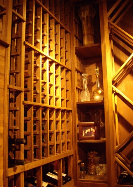 Inredning av en klassisk mellanstor vinkällare, med vinhyllor