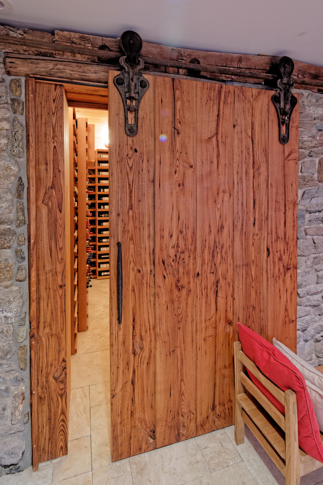 Aménagement d'une très grande cave à vin classique avec des casiers losange.