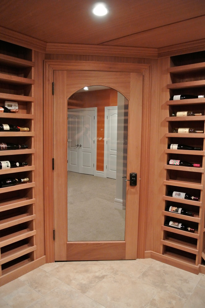 Cette photo montre une très grande cave à vin chic avec des casiers losange.