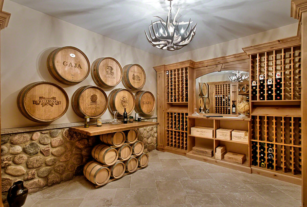 Idée de décoration pour une cave à vin chalet de taille moyenne avec un sol en travertin et des casiers.