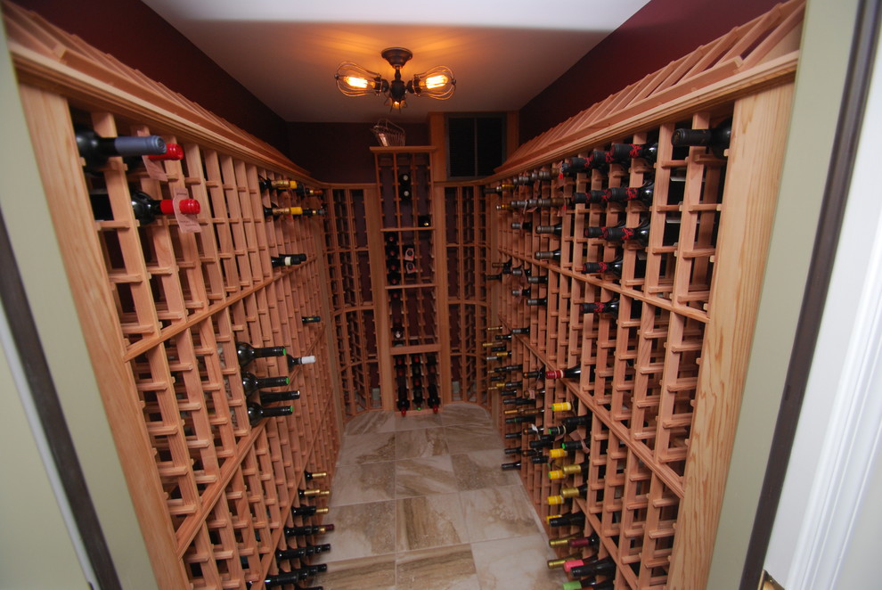 Idée de décoration pour une cave à vin craftsman de taille moyenne avec un sol en carrelage de céramique et des casiers.