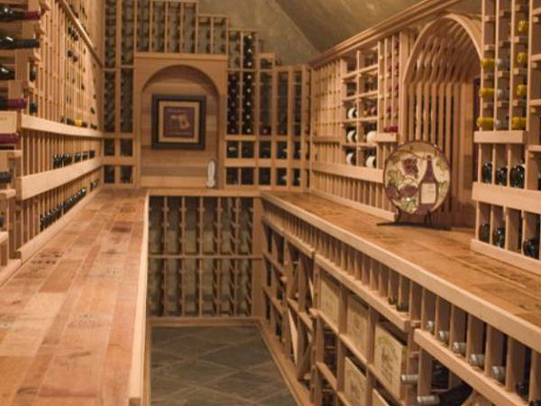Idée de décoration pour une très grande cave à vin design avec parquet foncé.