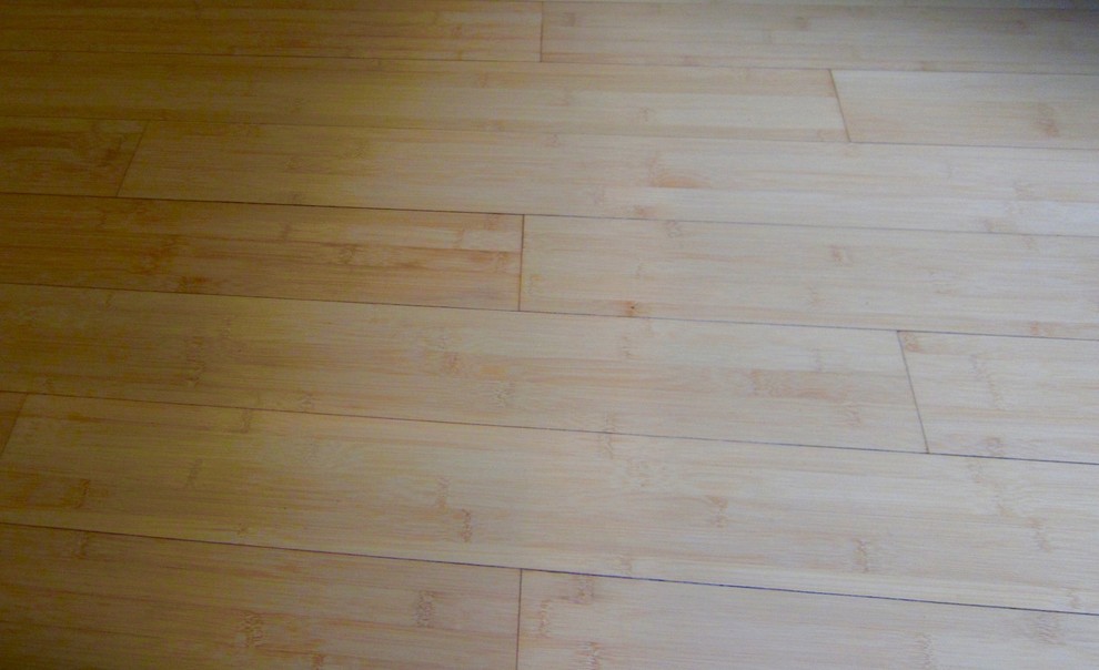 Esempio di una piccola cantina minimal con pavimento in bambù e rastrelliere portabottiglie