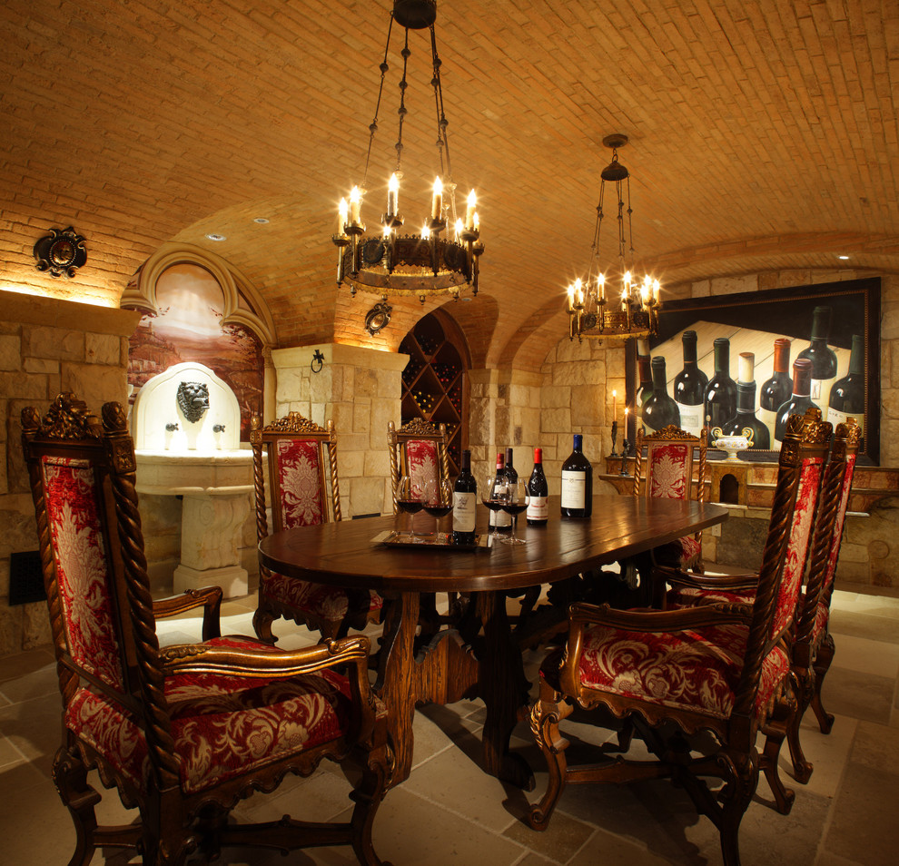 Idée de décoration pour une grande cave à vin méditerranéenne avec tomettes au sol et des casiers losange.