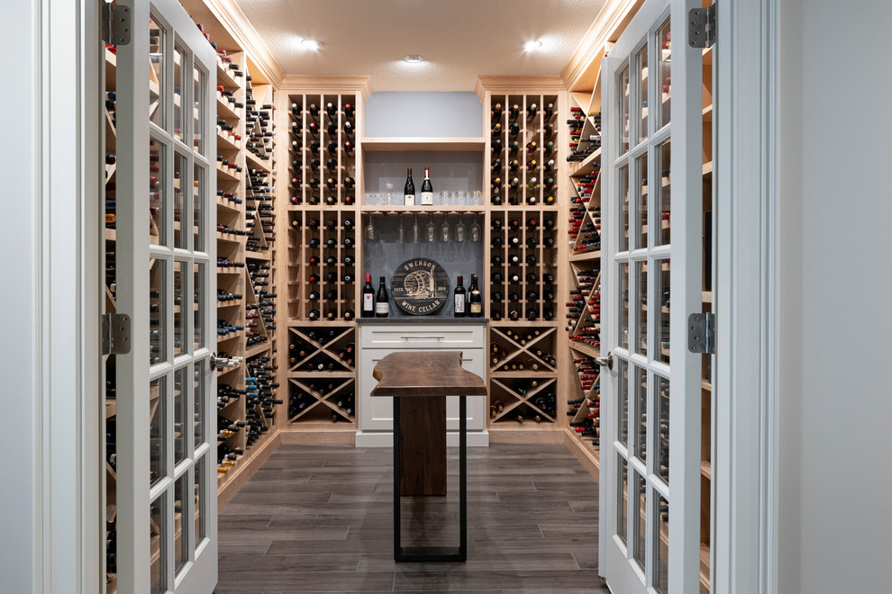 Aménagement d'une cave à vin contemporaine de taille moyenne avec un sol en carrelage de porcelaine, des casiers et un sol gris.