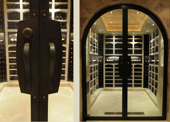ニューヨークにあるトラディショナルスタイルのおしゃれなワインセラーの写真