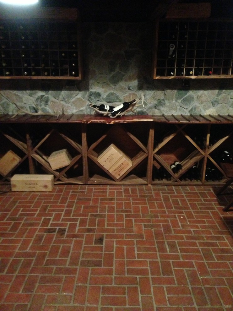 Idée de décoration pour une cave à vin chalet.