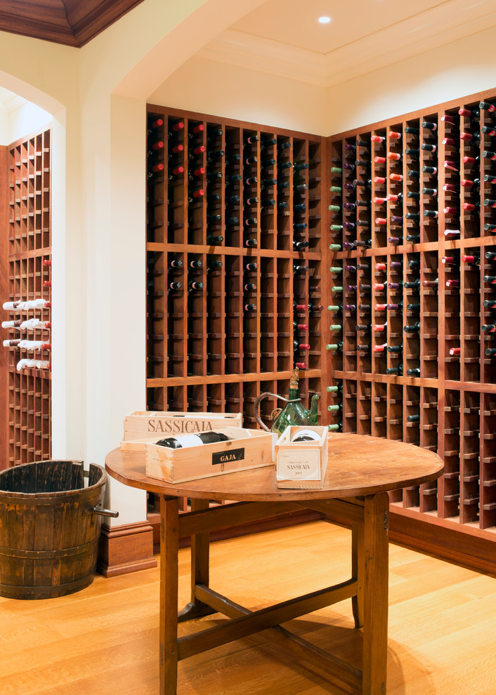 Großer Klassischer Weinkeller mit hellem Holzboden, Kammern und orangem Boden in New York