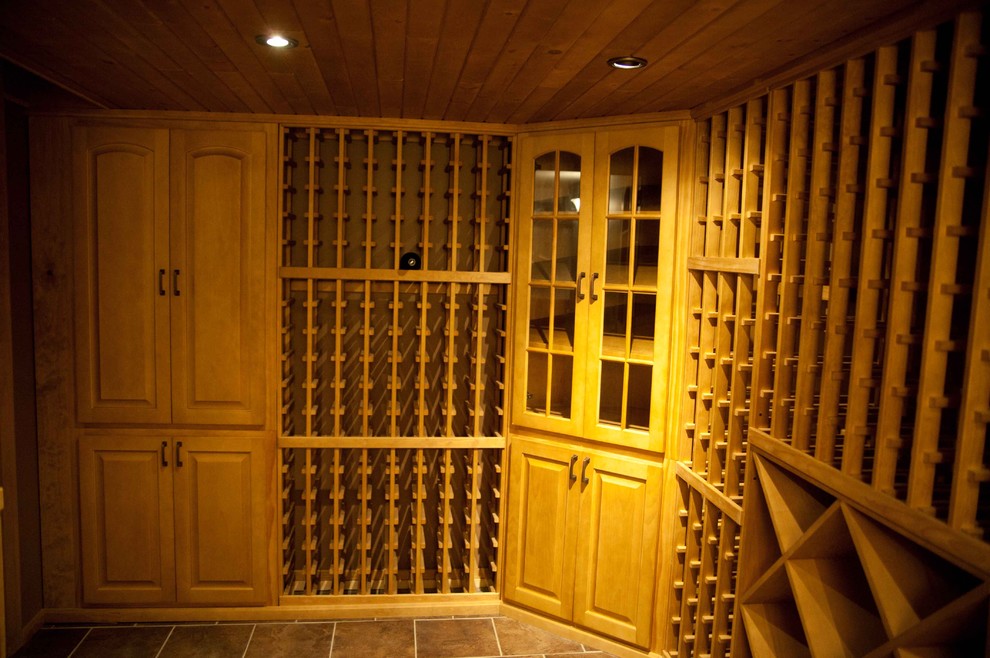 Exemple d'une cave à vin chic.