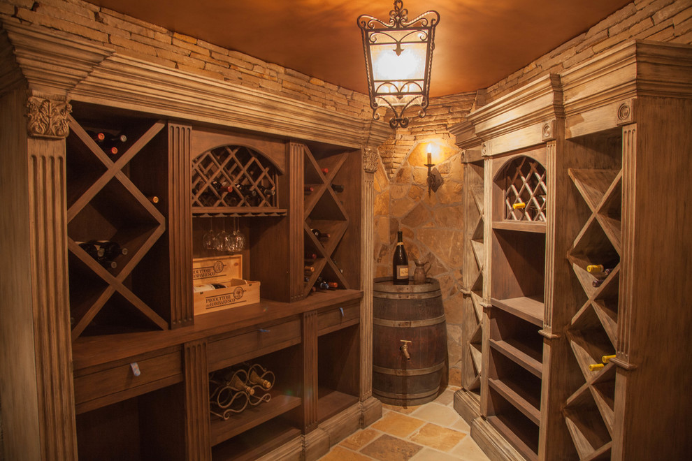 Réalisation d'une cave à vin chalet de taille moyenne avec des casiers losange et un sol beige.