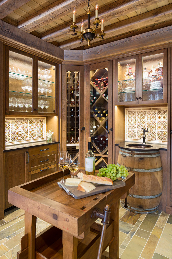 Foto på en vintage vinkällare, med vinställ med diagonal vinförvaring
