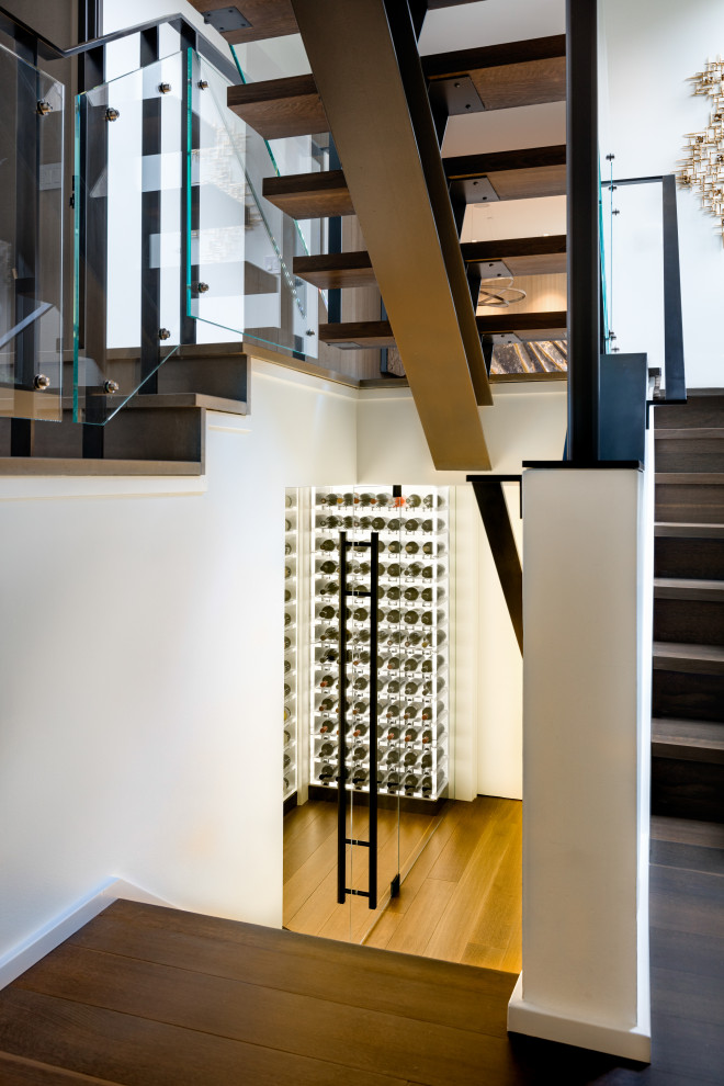 Idee per una piccola cantina moderna con parquet chiaro, rastrelliere portabottiglie e pavimento marrone