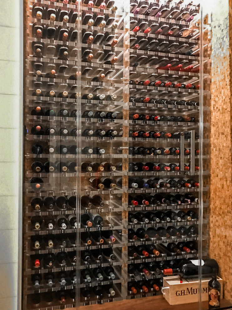 サンフランシスコにある高級な小さなトランジショナルスタイルのおしゃれなワインセラー (コルクフローリング、ワインラック、ベージュの床) の写真