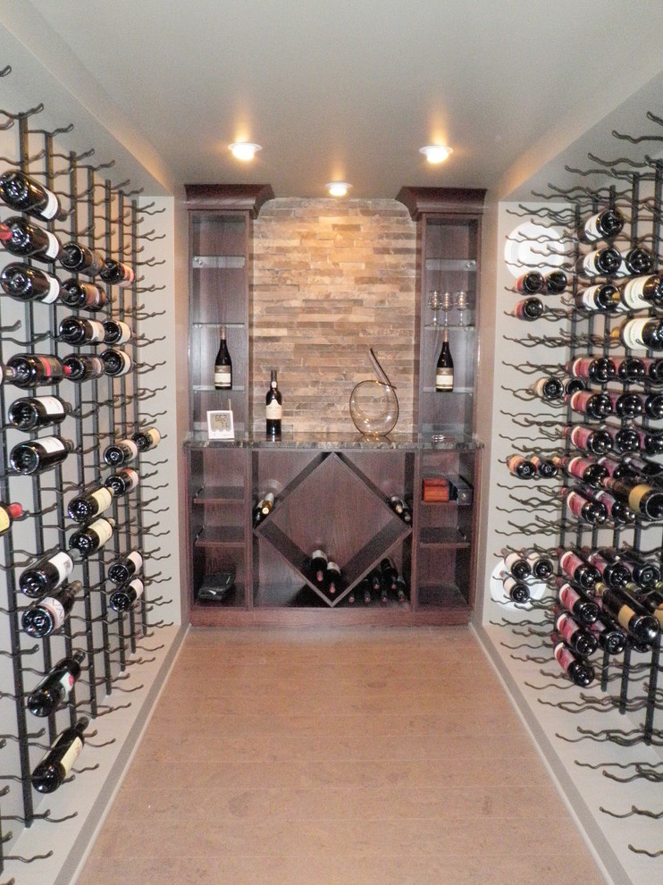 Exemple d'une cave à vin chic de taille moyenne avec un sol en liège et des casiers losange.
