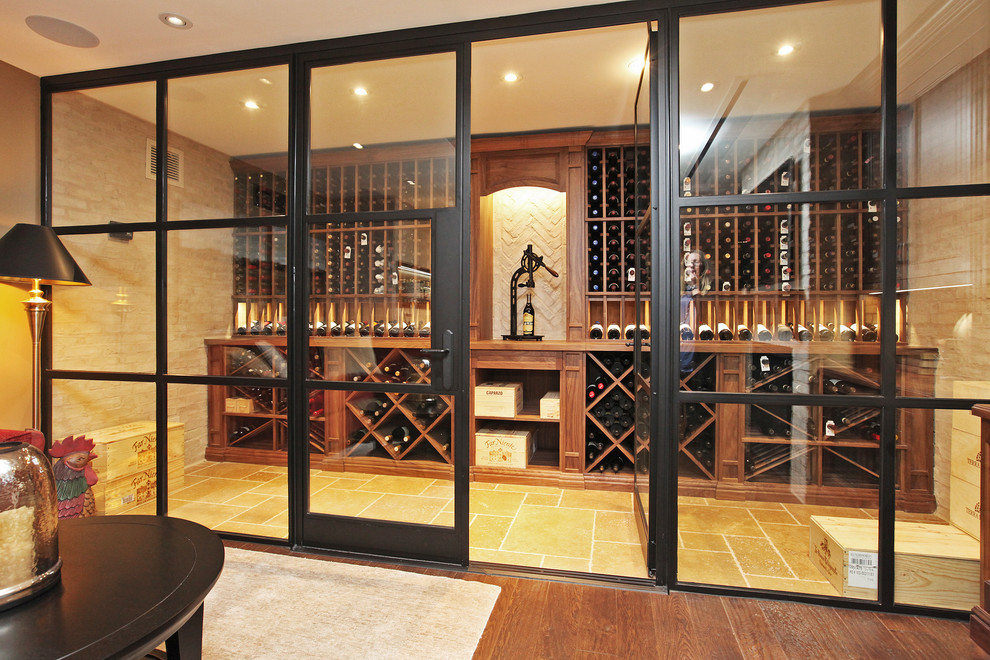Idéer för en stor klassisk vinkällare, med vinställ med diagonal vinförvaring, travertin golv och beiget golv