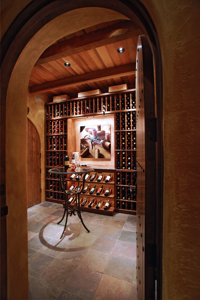 Exempel på en stor klassisk vinkällare, med skiffergolv och vinhyllor