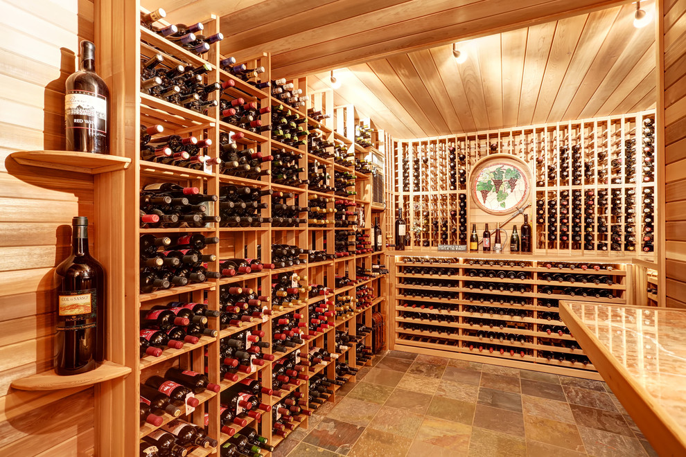 Idée de décoration pour une cave à vin tradition de taille moyenne avec un sol en carrelage de céramique, un présentoir et un sol marron.