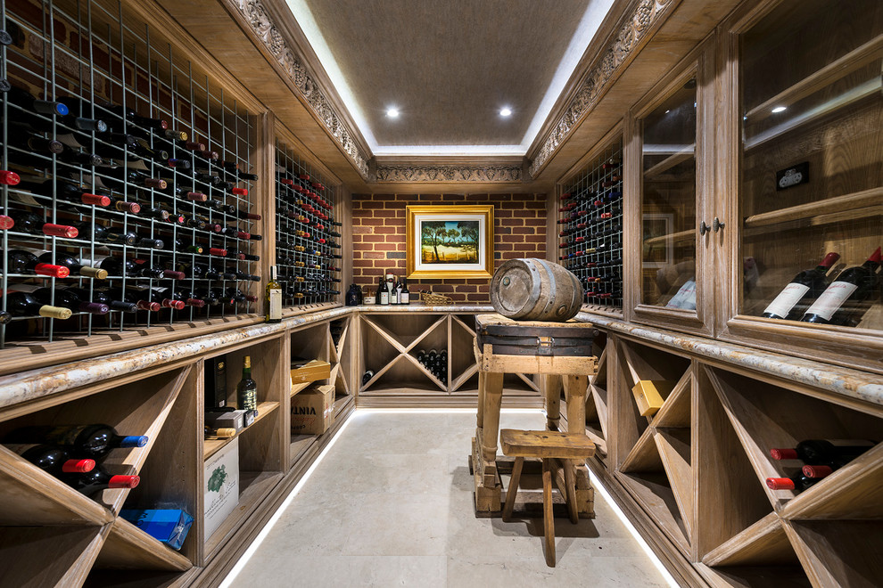 Cette image montre une grande cave à vin méditerranéenne avec un sol en ardoise et des casiers.
