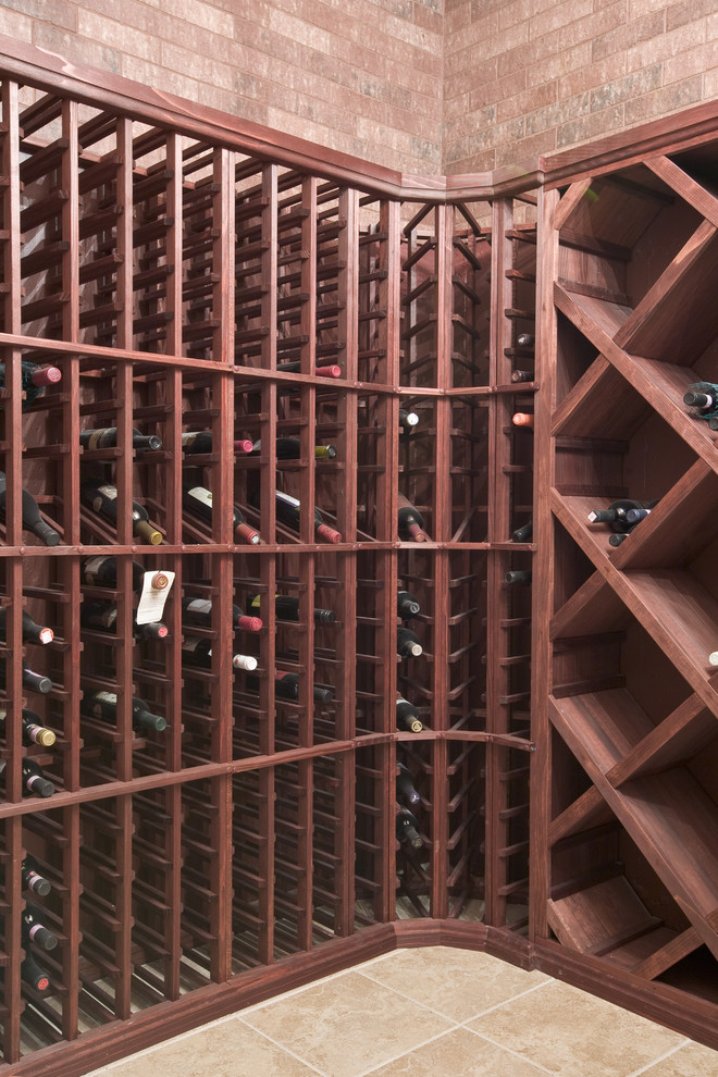Großer Mediterraner Weinkeller mit Porzellan-Bodenfliesen und Kammern in New York