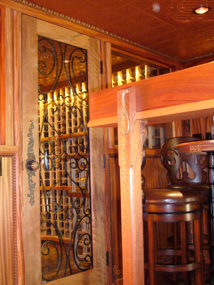 Cette image montre une grande cave à vin traditionnelle avec des casiers.