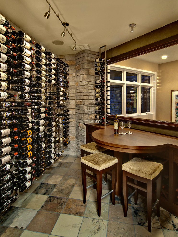 Aménagement d'une cave à vin classique avec des casiers.