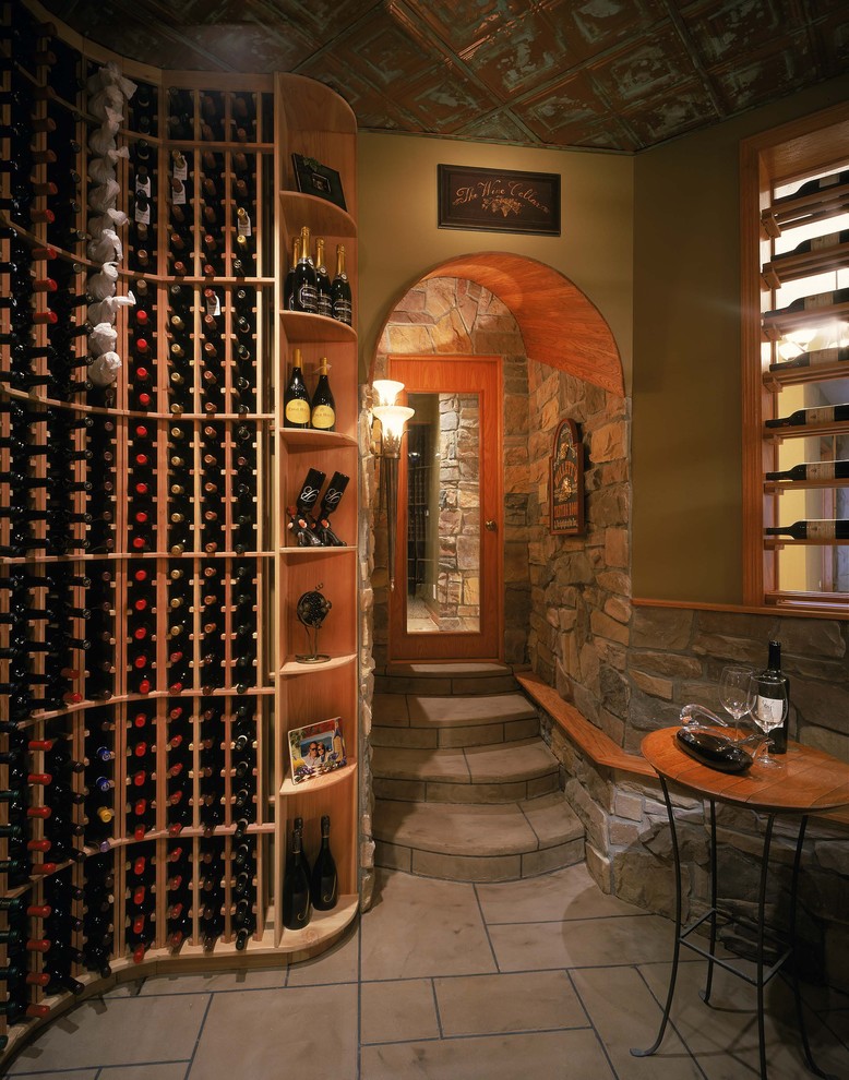 オマハにあるトラディショナルスタイルのおしゃれなワインセラー (ワインラック、グレーの床) の写真