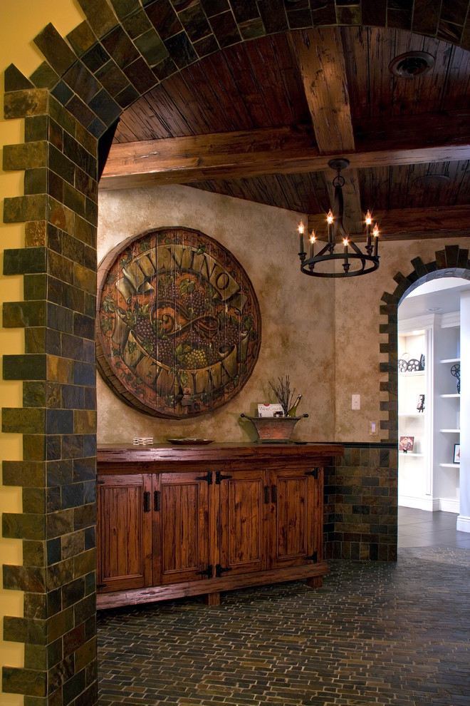 Cette image montre une grande cave à vin traditionnelle avec un sol marron.