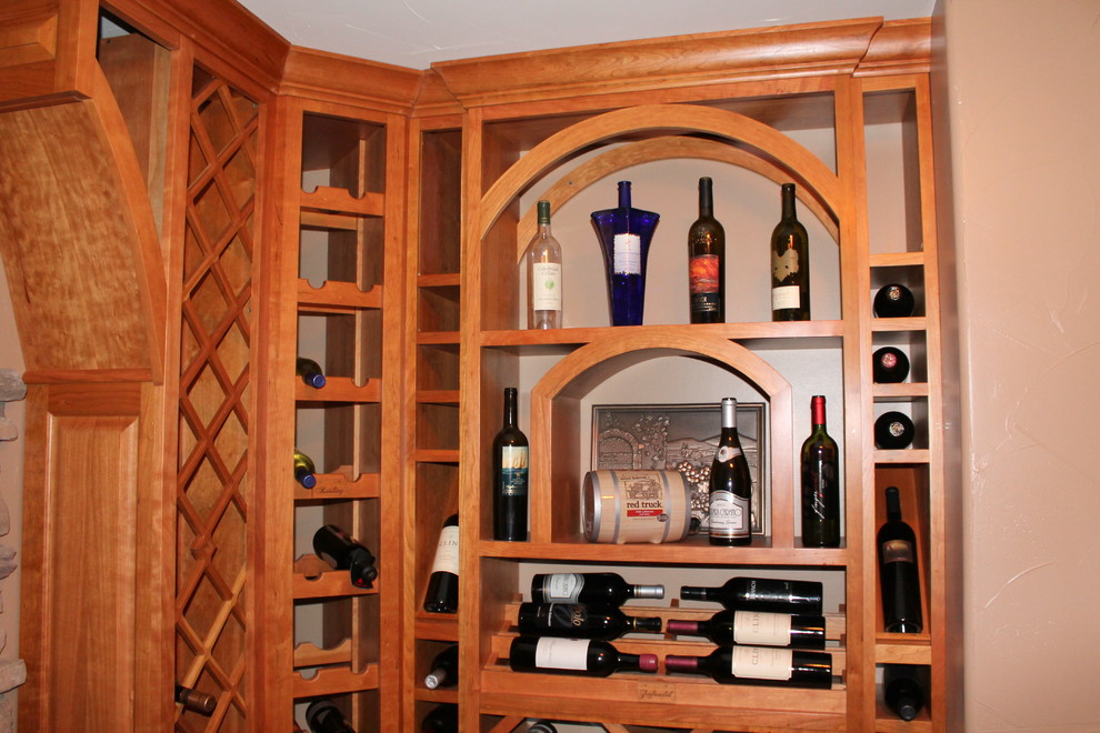 Idées déco pour une cave à vin classique de taille moyenne avec un sol en bois brun et des casiers losange.