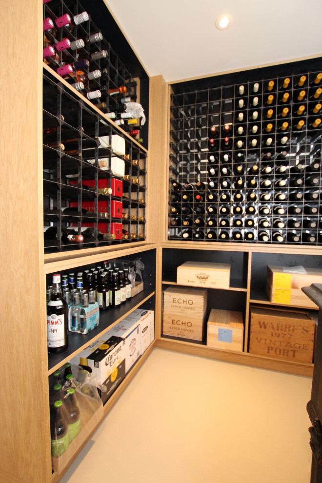 Cette photo montre une petite cave à vin tendance avec un sol en vinyl et des casiers.