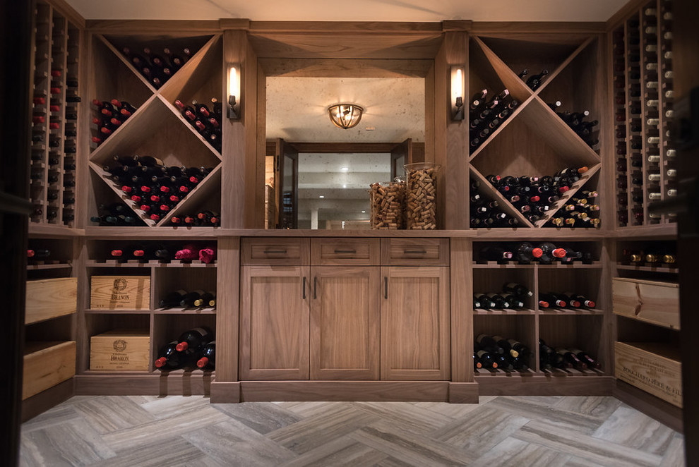 Mittelgroßer Klassischer Weinkeller mit braunem Holzboden, waagerechter Lagerung und braunem Boden in New York