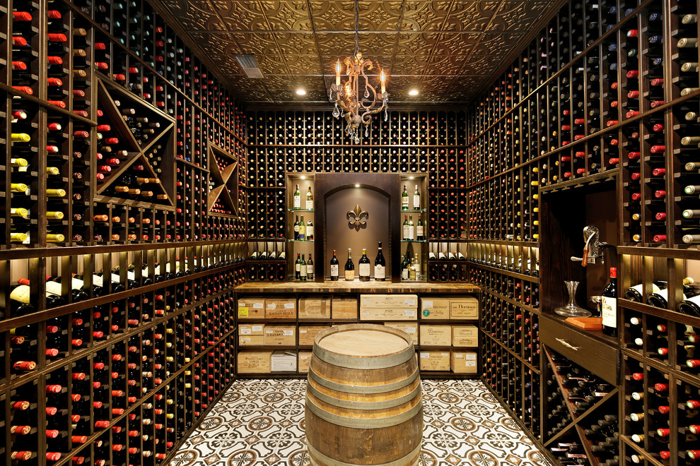 Idées déco pour une cave à vin classique avec un sol en carrelage de céramique et des casiers.