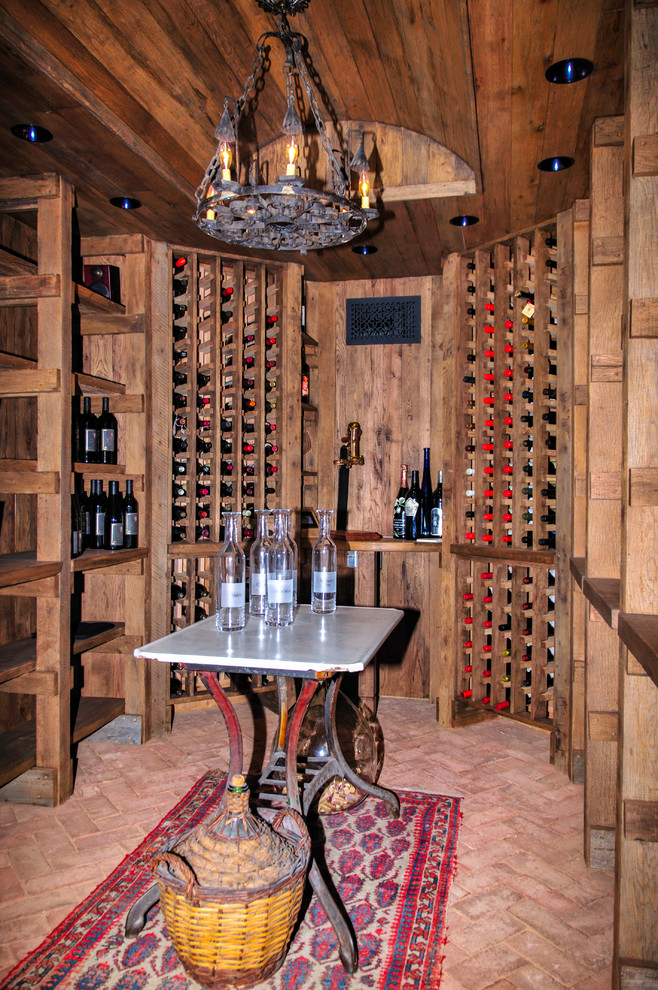 Exempel på en mellanstor klassisk vinkällare, med tegelgolv, vinhyllor och rött golv