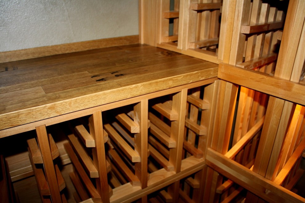 Klassisk inredning av en liten vinkällare, med vinhyllor och brunt golv