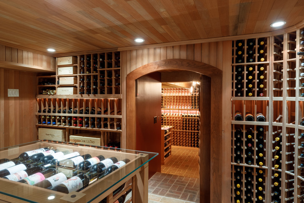 Großer Klassischer Weinkeller mit Porzellan-Bodenfliesen, Kammern und buntem Boden in Sonstige