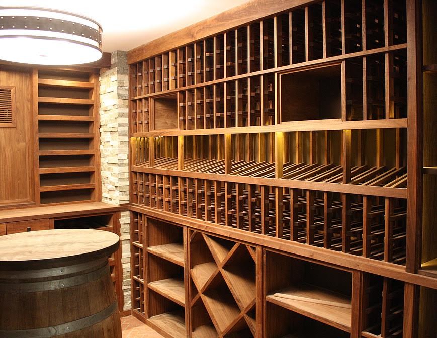 Idées déco pour une grande cave à vin craftsman avec un sol en brique et des casiers.