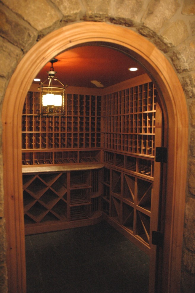 Idéer för en stor klassisk vinkällare, med tegelgolv och vinställ med diagonal vinförvaring