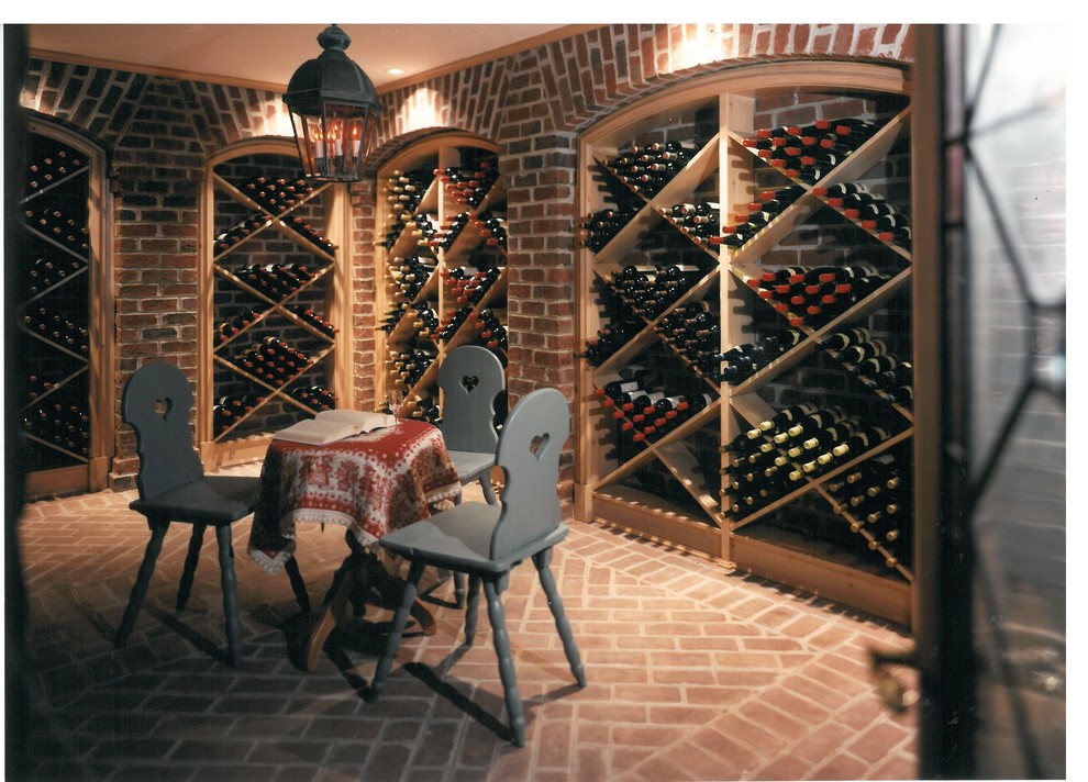 Inredning av en klassisk stor vinkällare, med tegelgolv och vinställ med diagonal vinförvaring