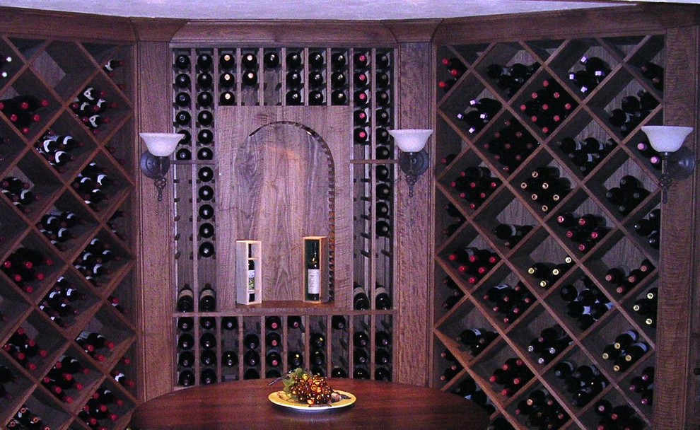 Idées déco pour une grande cave à vin classique avec un sol en brique et des casiers losange.