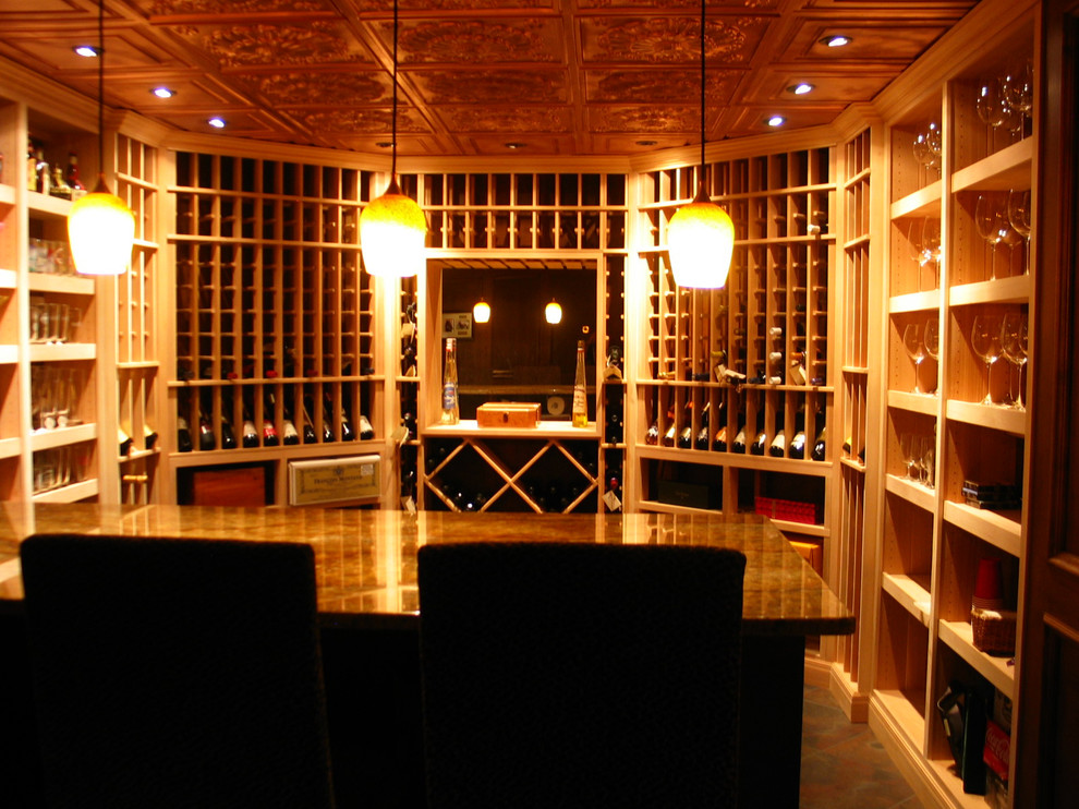 Exemple d'une cave à vin chic de taille moyenne avec un sol en carrelage de céramique, des casiers et un sol marron.