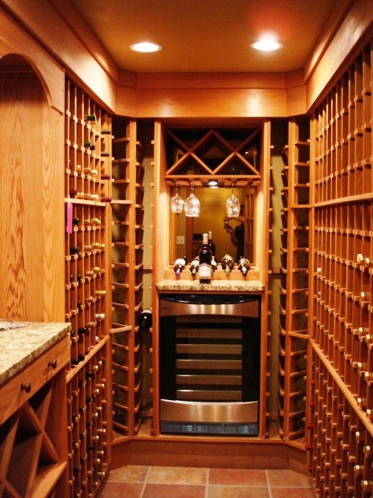 Exemple d'une grande cave à vin tendance avec un sol en carrelage de céramique et des casiers.