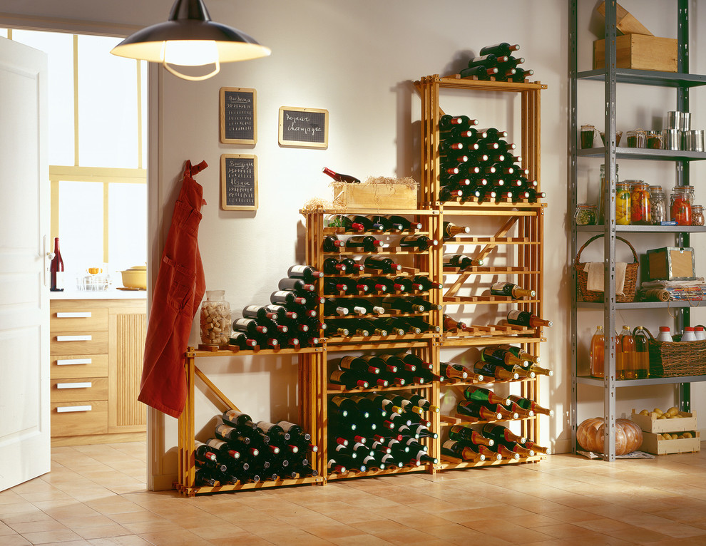 Idées déco pour une très grande cave à vin moderne avec des casiers.