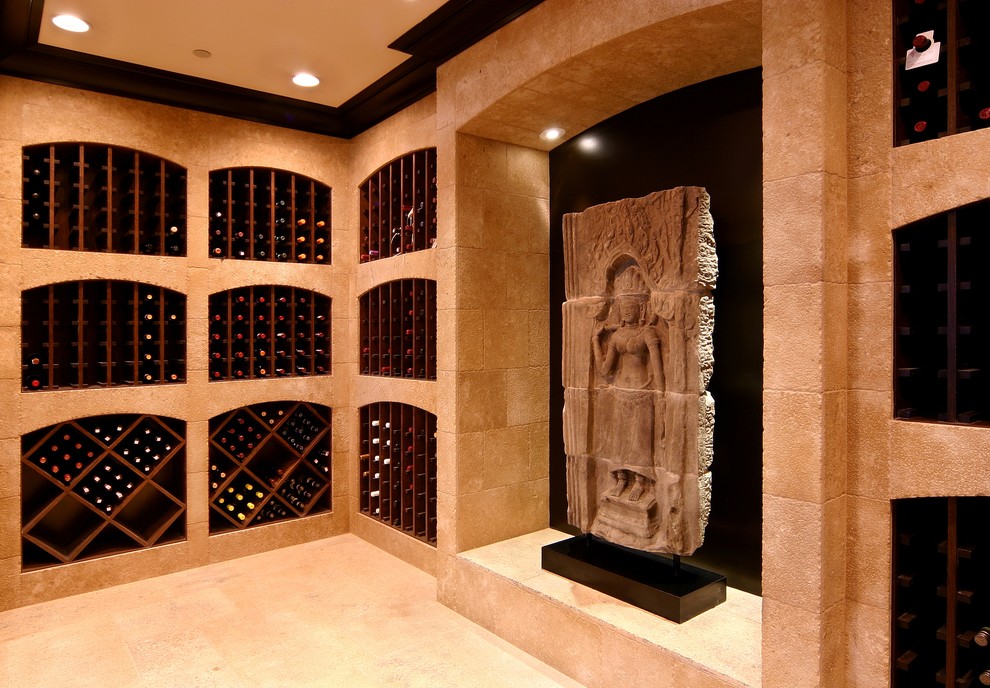 Medelhavsstil inredning av en vinkällare, med vinställ med diagonal vinförvaring och beiget golv