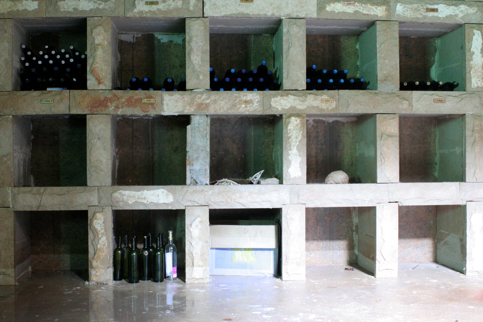 Idées déco pour une cave à vin moderne.