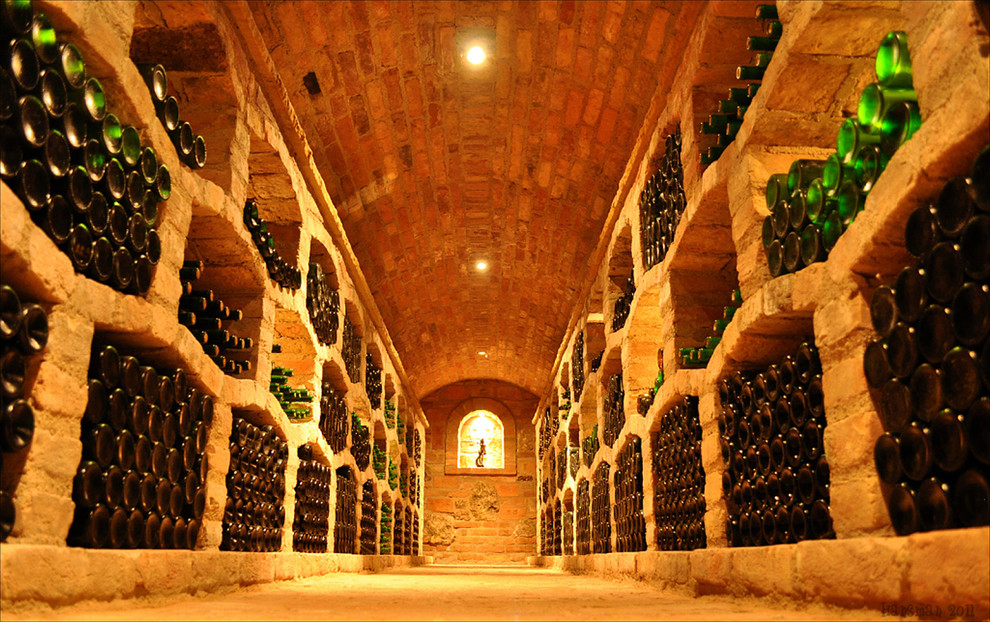 Idées déco pour une cave à vin classique.