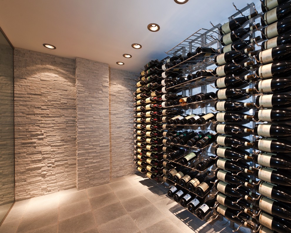 Großer Klassischer Weinkeller mit waagerechter Lagerung, Betonboden und grauem Boden in New York